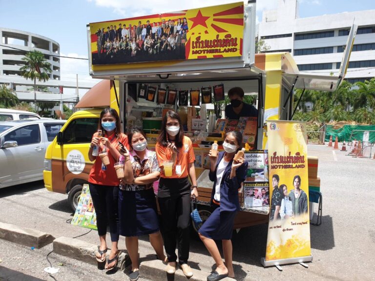 “เป่าจินจง” นำ “วงมโหระทึก” พร้อม “Food Truck” ละคร “เก็บแผ่นดิน” ช่อง 3 เสริมกำลังใจให้แพทย์ พยาบาล จนท. จิตอาสา ที่ราชวิทยาลัยจุฬาภรณ์