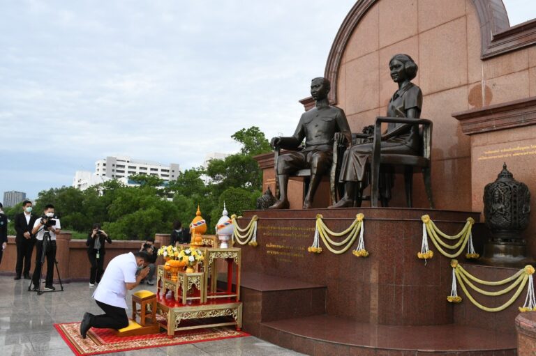 ปลัดกระทรวงสาธารณสุข นำคณะผู้บริหาร สักการะพระราชานุสาวรีย์สมเด็จพระมหิตลาธิเบศร อดุลยเดชวิกรม พระบรมราชชนก สมเด็จพระศรีนครินทราบรมราชชนนี และพระอนุสาวรีย์สมเด็จพระเจ้าบรมวงศ์เธอ