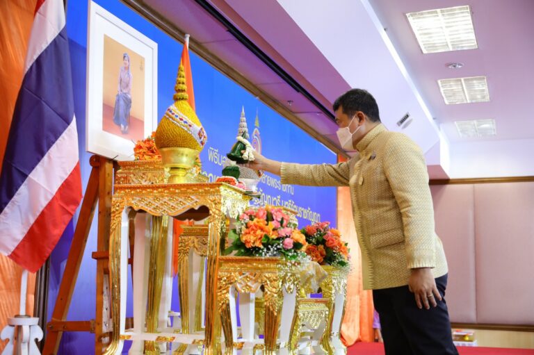 พช. สนองพระปณิธาน เจ้าฟ้าสิริวัณณวรี ฯ กระทำพิธีมอบลายผ้าพระราชทานผ้าบาติกลาย สุดงดงามสื่อวิถีเสน่ห์แดนใต้ สานต่อปณิธานหัตถศิลป์ล้ำค่า “พระบรมราชชนนีพันปีหลวง”