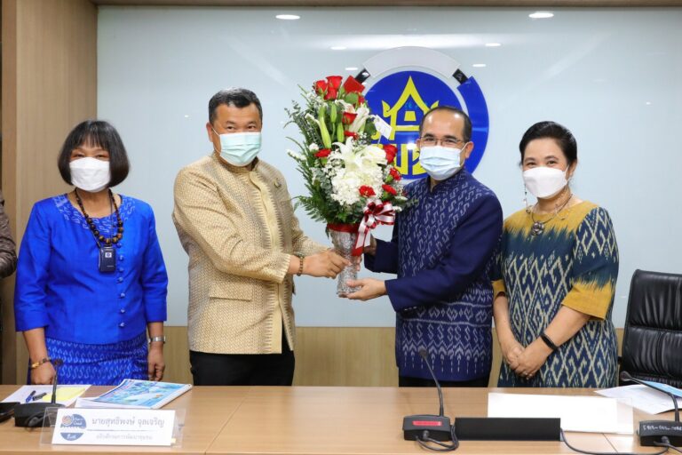 อธิบดี พช. ให้การต้อนรับ รองปลัดกระทรวงมหาดไทย (นายสมคิด จันทมฤก) ว่าที่อธิบดีกรมการพัฒนาชุมชนคนที่ 30 พร้อมฝากสานต่อภารกิจสำคัญกรมการพัฒนาชุมชน เพื่อบำบัดทุกข์ บำรุงสุขแก่ประชาชน