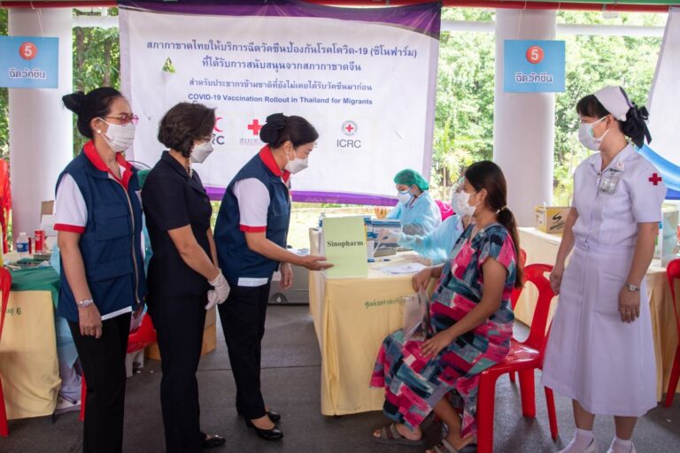 บริการฉีดวัคซีน “ซิโนฟาร์ม” ให้ประชากรข้ามชาติ ณ สถานีกาชาดที่ 5