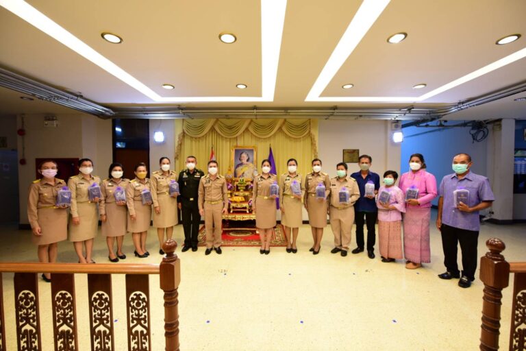 จังหวัดนนทบุรี จัดพิธีมอบเมล็ดพันธุ์ผักพระราชทาน สมเด็จพระกนิษฐาธิราชเจ้า กรมสมเด็จพระเทพรัตนราชสุดาฯ สยามบรมราชกุมารี