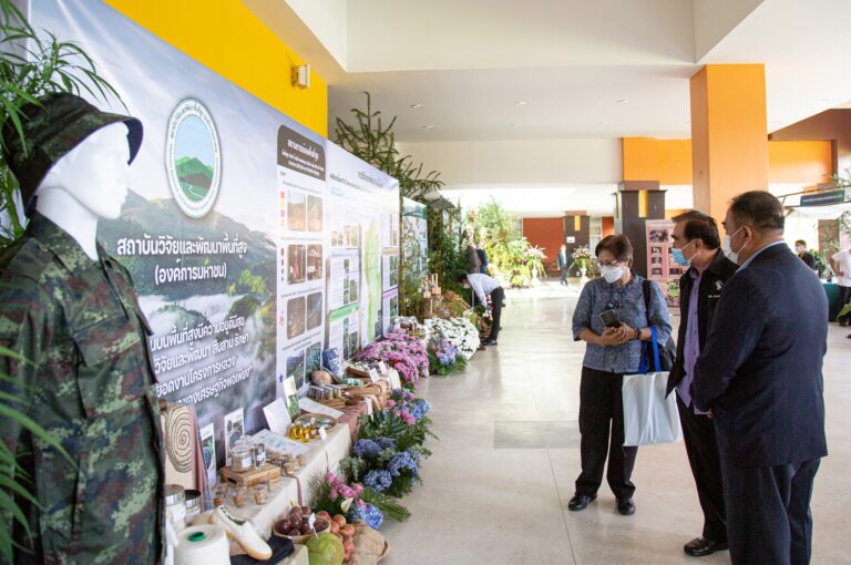 มูลนิธิโครงการหลวง และ สวพส. เปิดงานประชุมวิชาการผลงานวิจัย ประจำปี’65 เพื่อขับเคลื่อนงานวิจัยบนพื้นที่สูง อย่างยั่งยืน (พ.ศ.2566-2570)